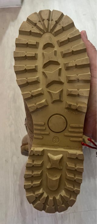 Botas militares marrones y verde oliva