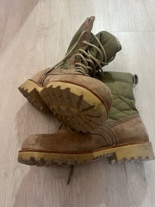 Botas militares marrones y verde oliva