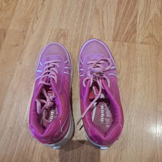 Zapatillas con ruedas rosas y blancas