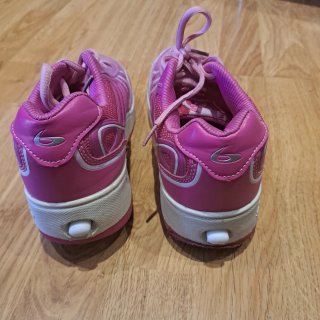 Zapatillas con ruedas rosas y blancas