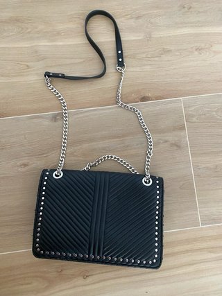 Bolso negro tachuelas Zara