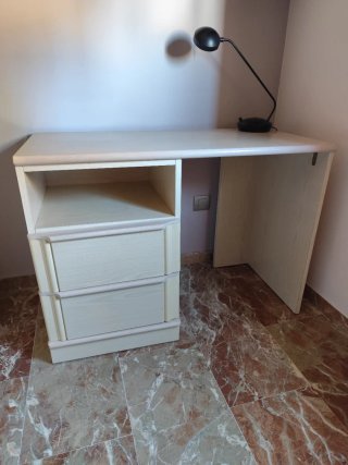 Estantería y escritorio de madera