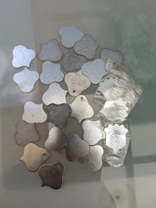 24  Abre nueces de metal plateado