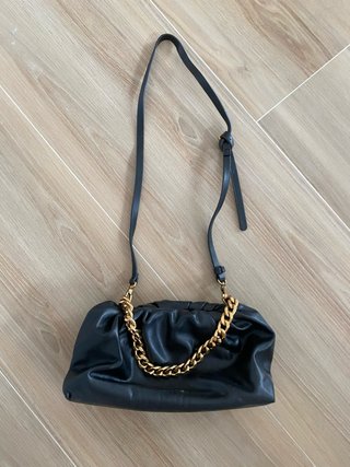 Bolso negro Parfois con cadena dorada