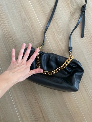 Bolso negro Parfois con cadena dorada