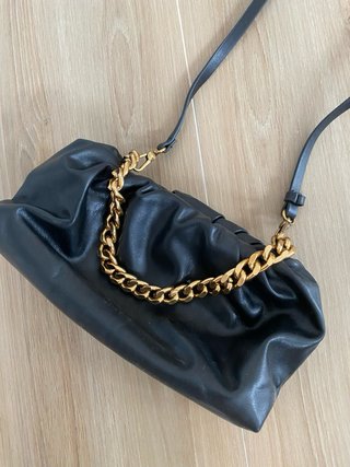 Bolso negro Parfois con cadena dorada