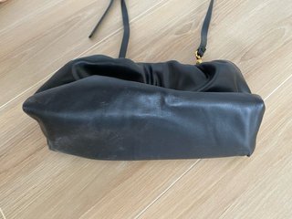 Bolso negro Parfois con cadena dorada
