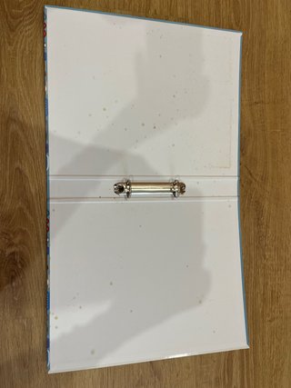 Archivador de cartón con diseño de iconos