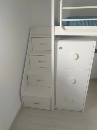 Habitación litera con cajonera y escalera/zapatero