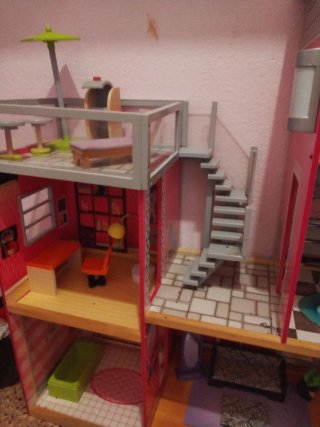 Casa de muñecas con muebles