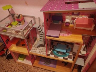 Casa de muñecas con muebles