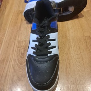 Zapatillas con ruedas azules y blancas
