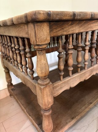 Mesa auxiliar antigua de madera torneada