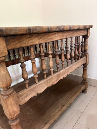 Mesa auxiliar antigua de madera torneada