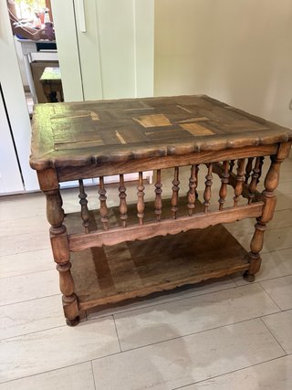 Mesa auxiliar antigua de madera torneada