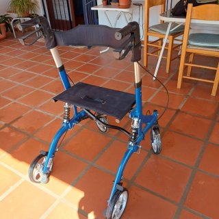 Andador Plegable Azul con Asiento y Ruedas