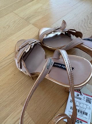 Sandalias de tacón Zara Doradas nuevas