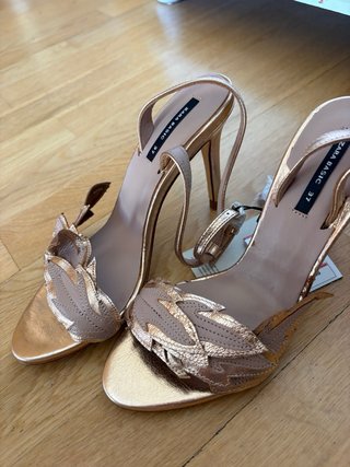 Sandalias de tacón Zara Doradas nuevas
