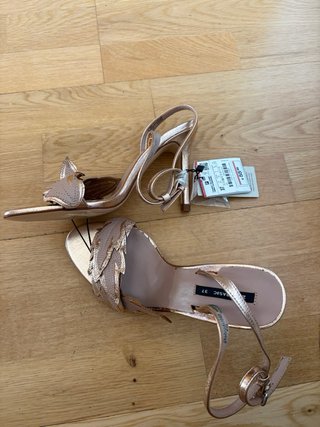 Sandalias de tacón Zara Doradas nuevas