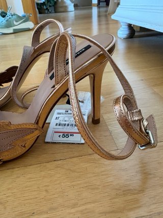 Sandalias de tacón Zara Doradas nuevas