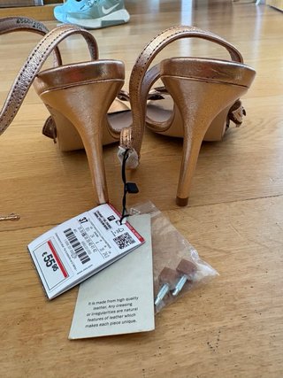 Sandalias de tacón Zara Doradas nuevas
