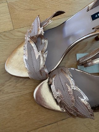 Sandalias de tacón Zara Doradas nuevas