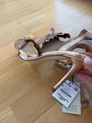 Sandalias de tacón Zara Doradas nuevas