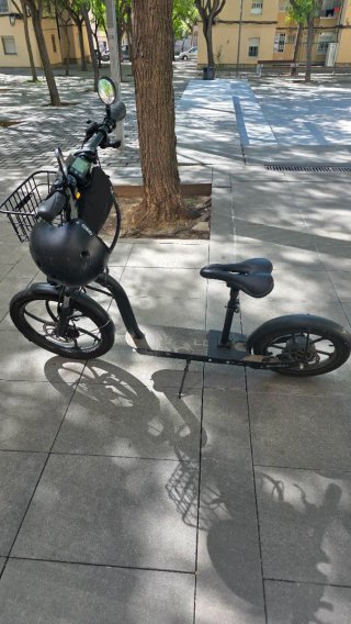 Patinete eléctrico con asiento y cesta