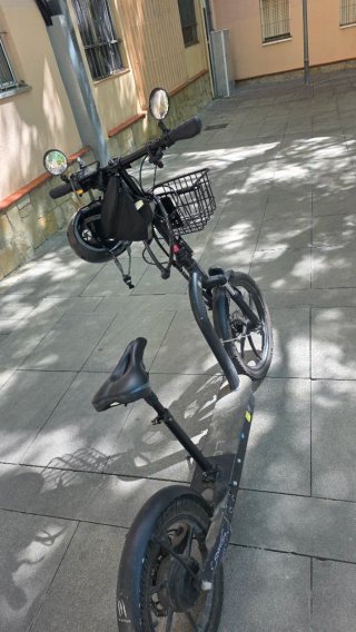 Patinete eléctrico con asiento y cesta