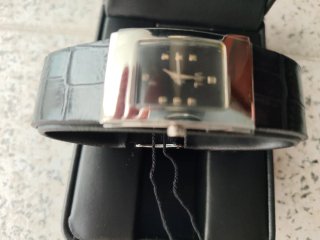 Reloj de pulsera negro nuevo