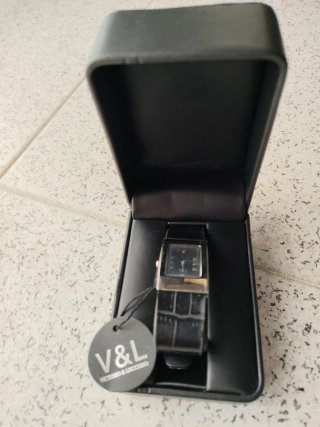 Reloj de pulsera negro nuevo