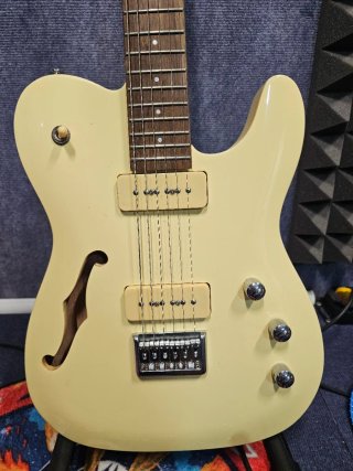 Guitarra Telecaster con F-Hole