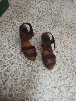 Tacones de piel marrones