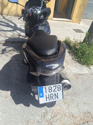 Moto Scooter Negra y Gris