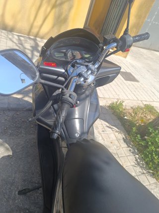 Moto Scooter Negra y Gris