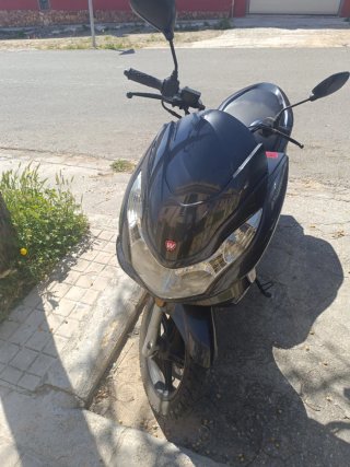 Moto Scooter Negra y Gris