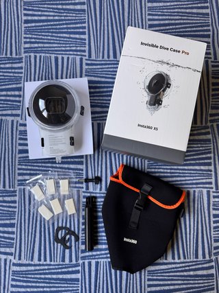 Insta360 X5 con 4 accesorios