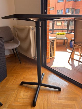 Mesa alta tipo bar con colgador