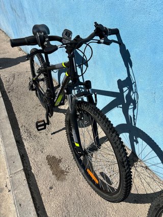 Bicicleta de montaña negra