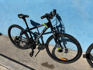 Bicicleta de montaña negra
