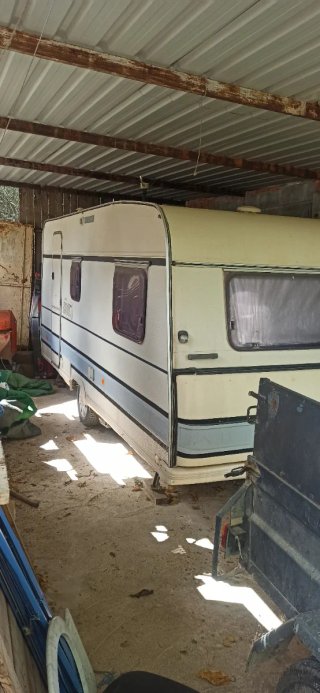 Vendo caravana de + de 750 kg muy completa