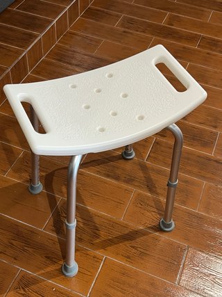 Silla de ducha blanca de plástico