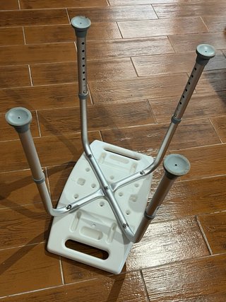 Silla de ducha blanca de plástico