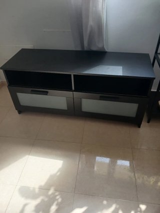 Mueble TV negro con puertas de cristal