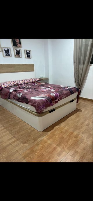 Colchón, canapé, cabezal y 4 estanterías