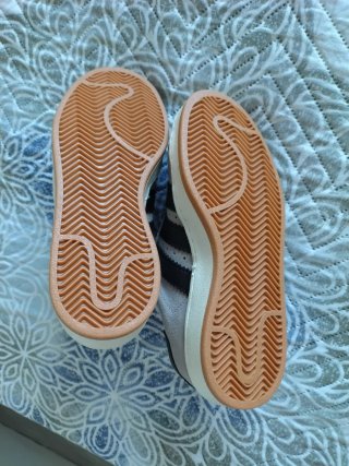 Zapatillas Adidas grises y blancas