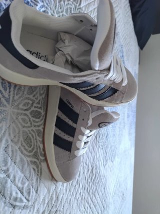 Zapatillas Adidas grises y blancas