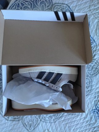 Zapatillas Adidas grises y blancas