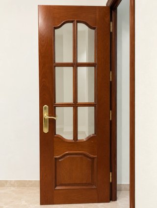 Puerta madera maciza con pomo dorado