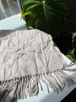 Bufanda beige con flecos
